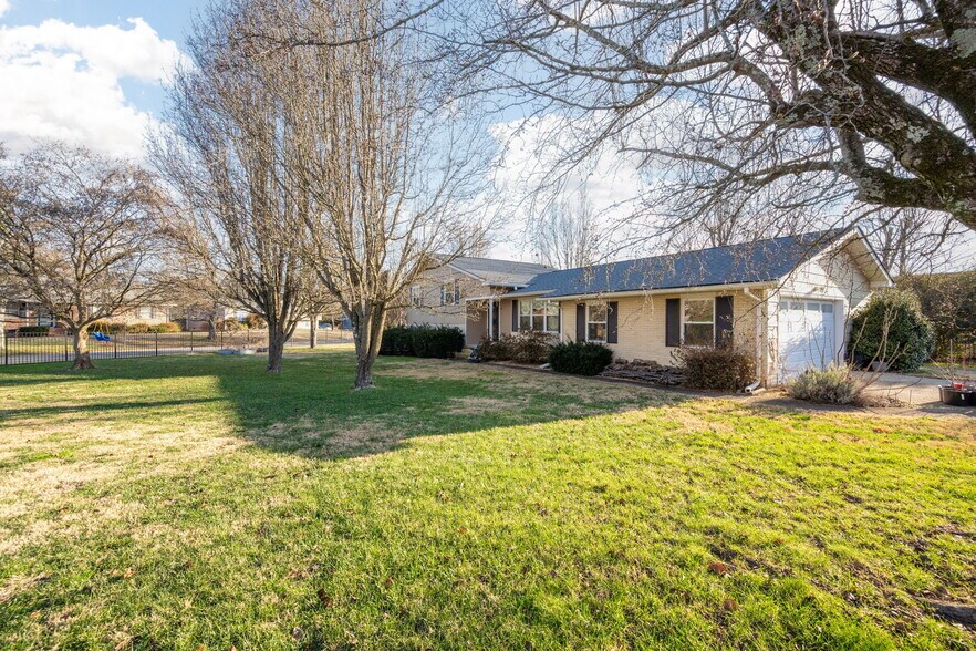 Building Photo - 85 Meadowdew Ln