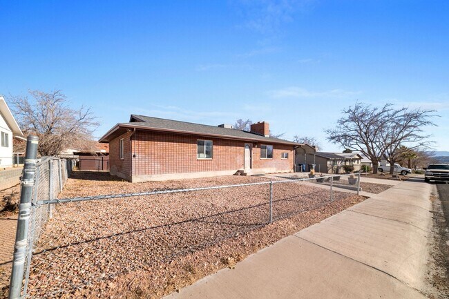 Building Photo - Charming 3 Bedroom Home Plus Casita