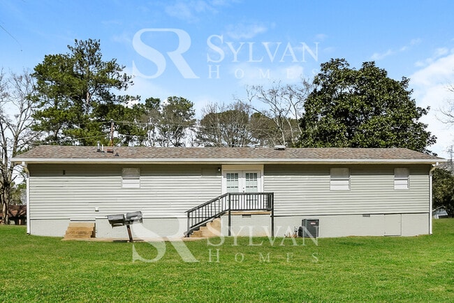 Building Photo - The living is easy in this 3 bedroom, 2 ba...