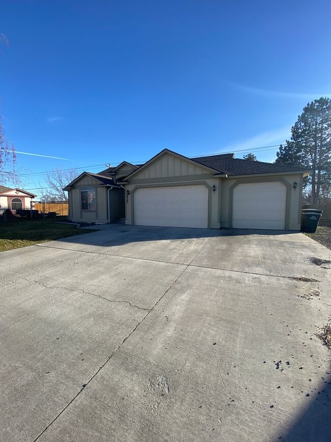 Building Photo - April Rent Free - House with Triple Car Garage