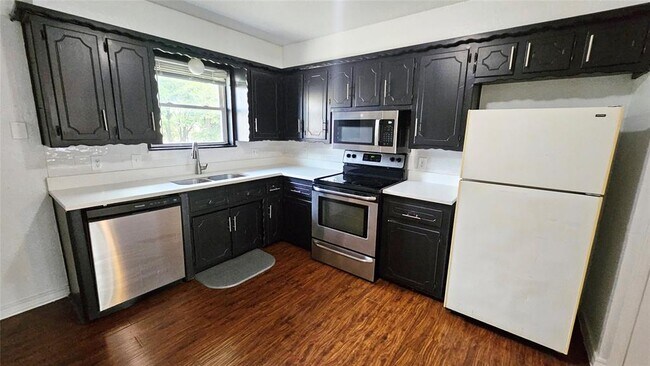 Building Photo - 777 Camelot Dr