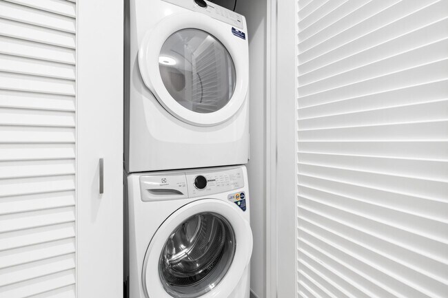 Building Photo - 2319