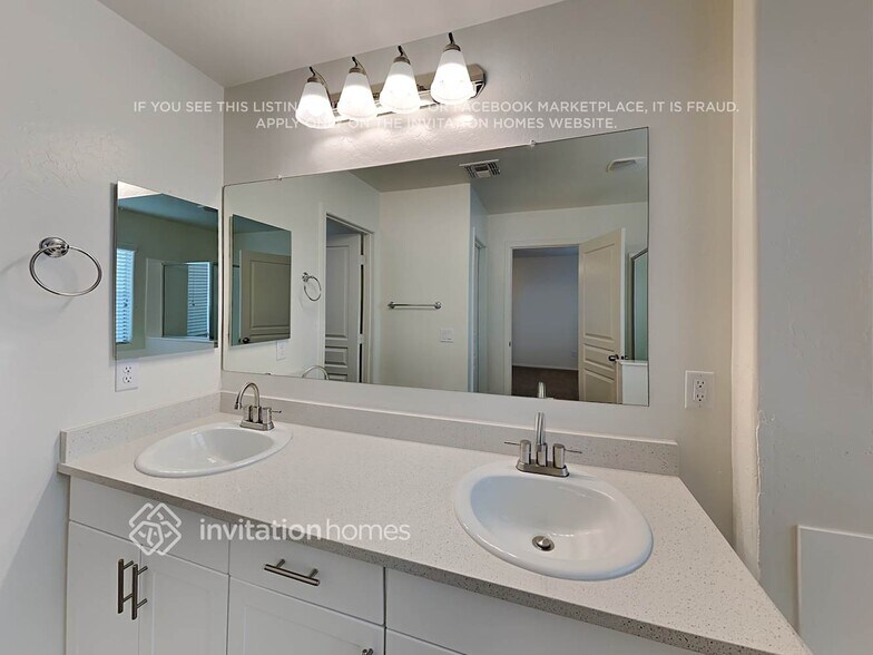 Building Photo - 114 E Palomino Dr