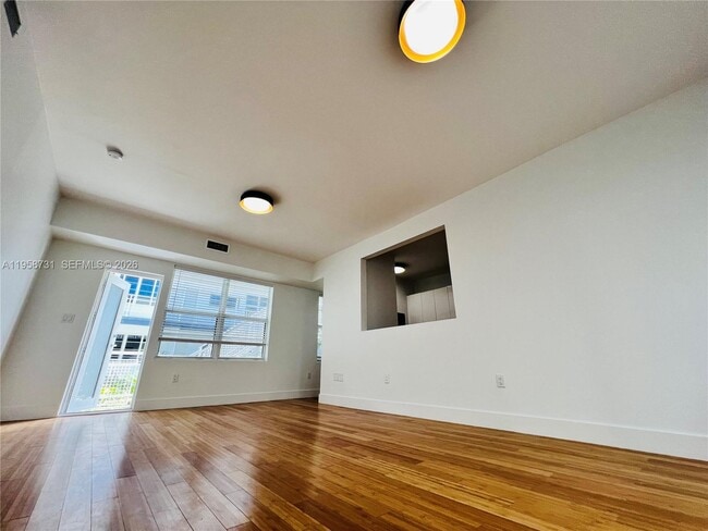 Building Photo - 960 Bay Dr