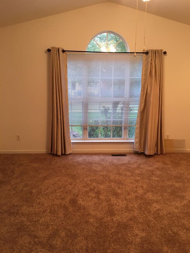 Building Photo - 3 Bedroom Hendersonville Ranch