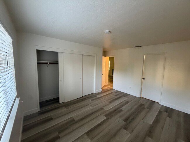 Building Photo - Beautiful 2 bedroom 1 bath Available today! Apply today!