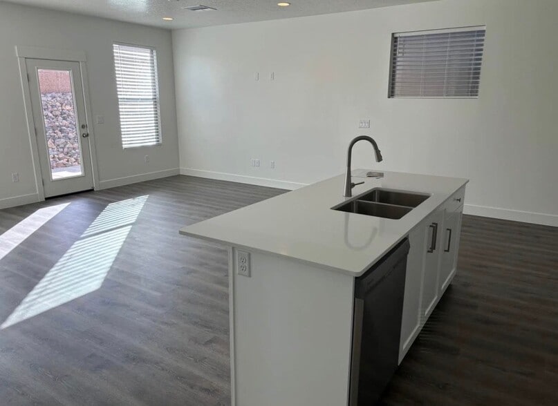 Building Photo - 2346 E Luciano Ln
