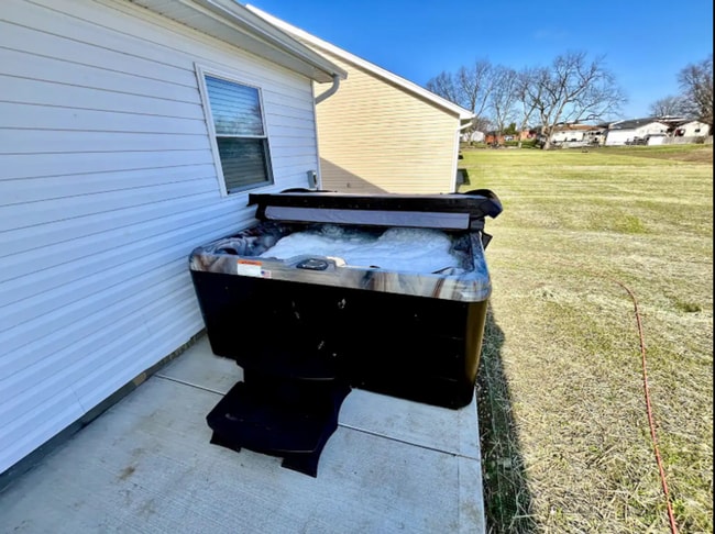 Building Photo - Vibrant 4 Bedroom Getaway with Hot Tub