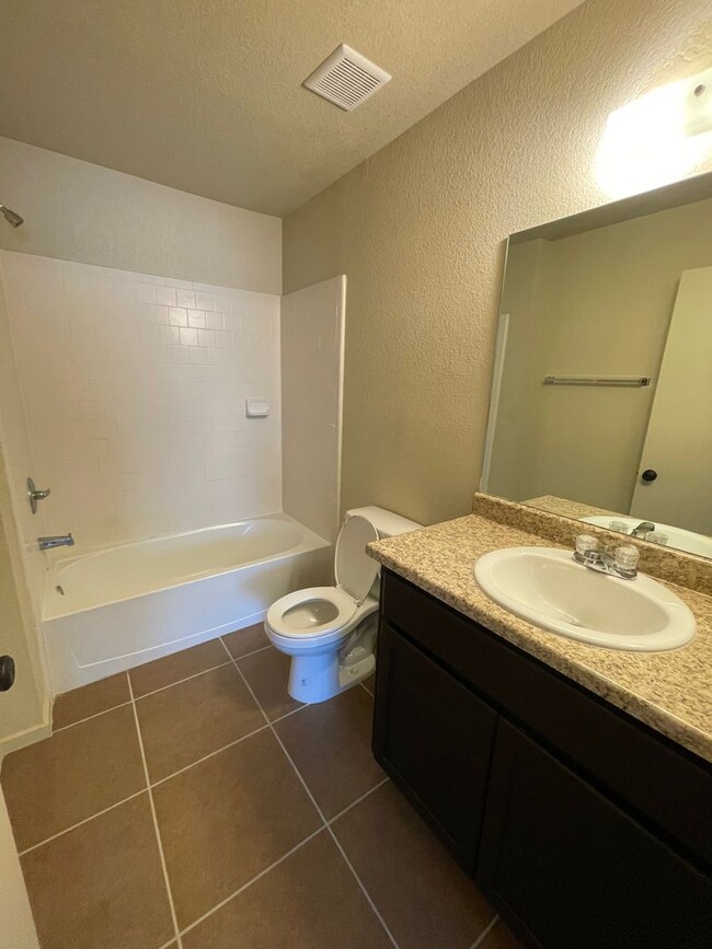 Building Photo - 3 Bedroom Townhome in Desert Sky!