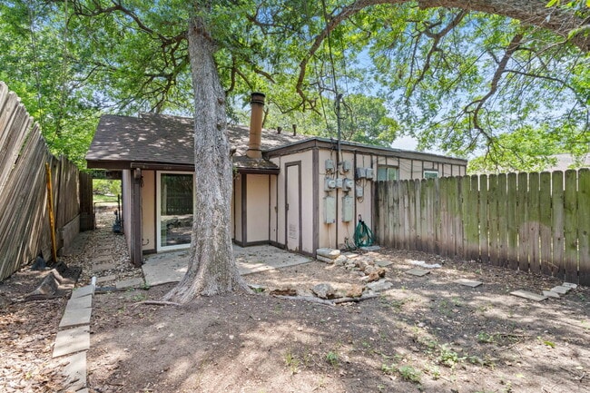 Building Photo - "Charming 2-Bedroom Retreat in Vibrant Aus...