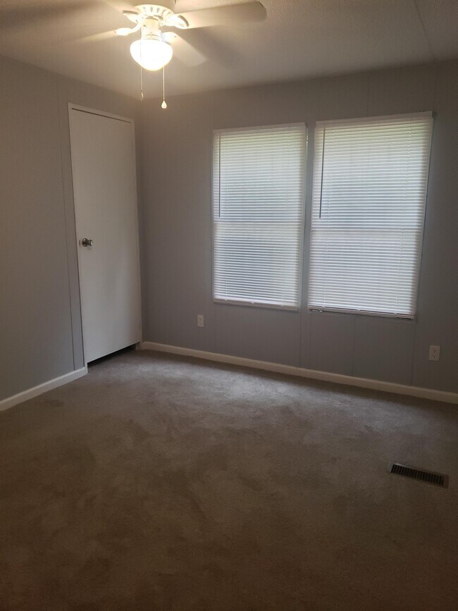 Building Photo - 1654 Jersey Dr
