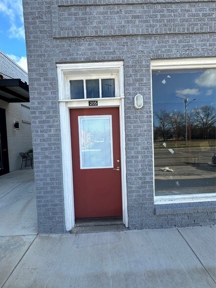 Building Photo - 311 S Locust St