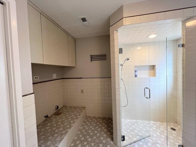 Building Photo - 630 Pilgrim Dr
