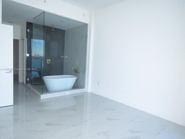 Building Photo - 700 NE 24th St