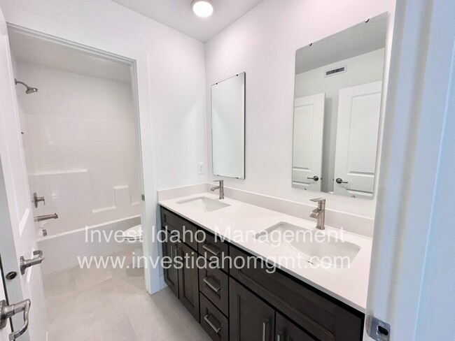 Building Photo - Beautiful Brand New Luxury Townhome availa...