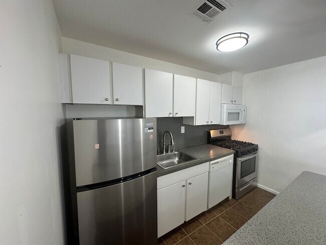 Building Photo - 225 Halladay St