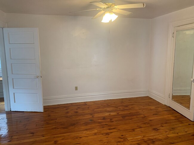 Building Photo - Spacious Two Story duplex on Walnut Street!