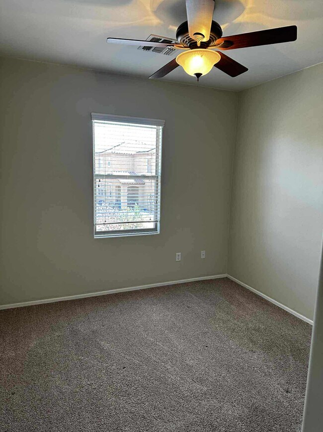 Building Photo - 1120 E Mt Shibell Dr