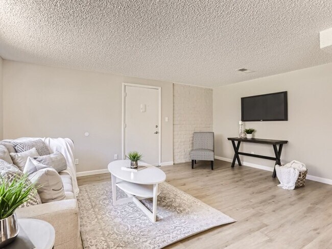 Building Photo - 3 Bedroom 2 Bathroom Condo in Lakewood!
