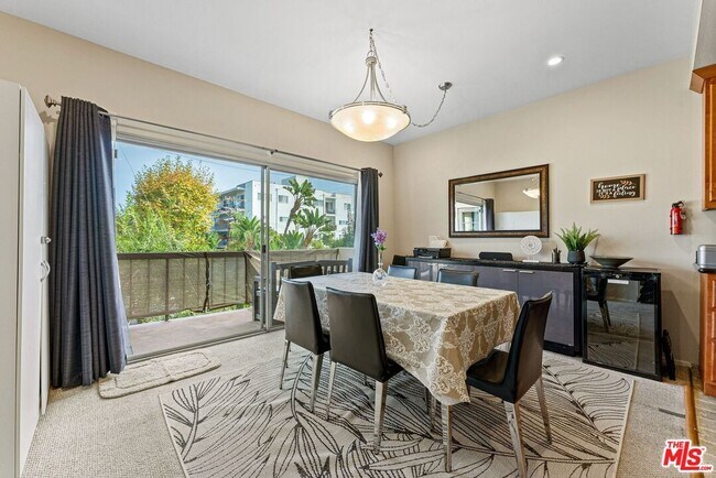 Building Photo - 612 S Barrington Ave