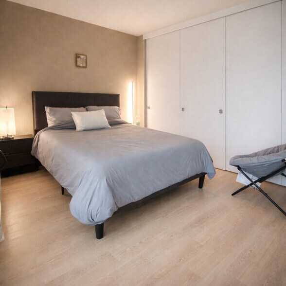 Building Photo - 11200 NE 11th St