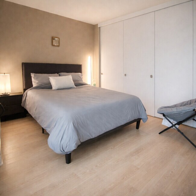 Building Photo - 11200 NE 11th St