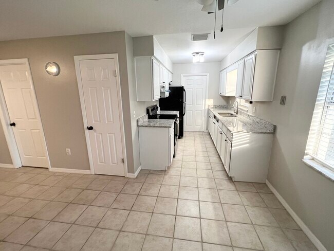 Building Photo - 4865 Darwood Dr