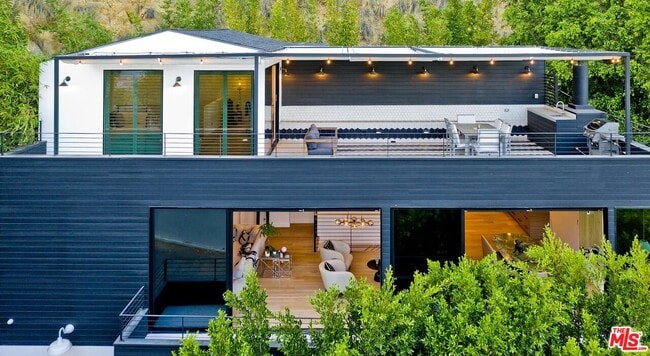 Building Photo - 2164 Sunset Plaza Dr