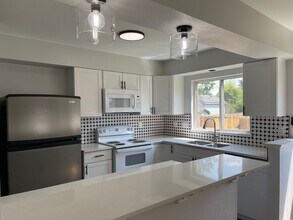 Building Photo - Duplex with 5 Bedroom & 4 Baths