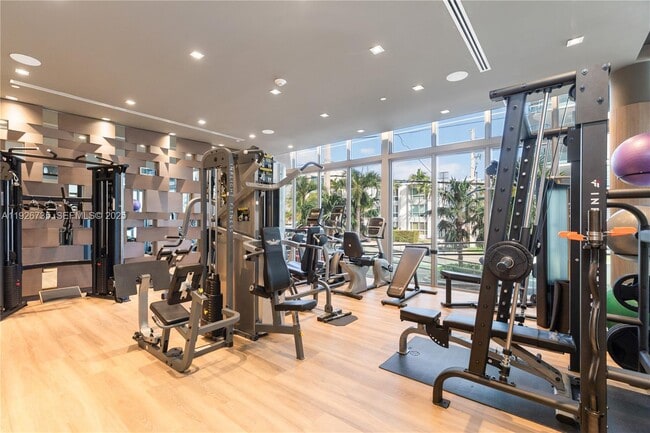 Building Photo - 9940 W Bay Harbor Dr