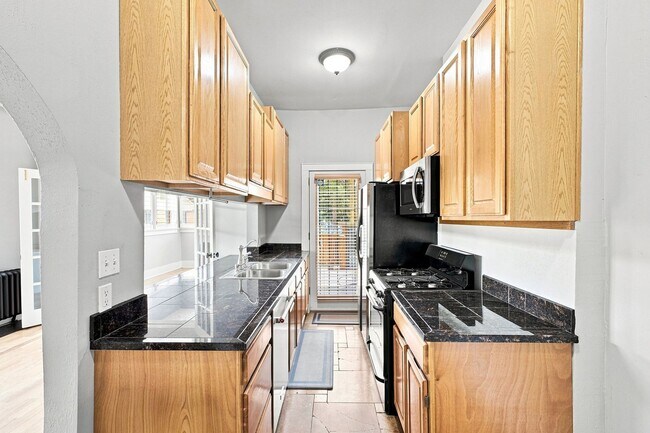 Building Photo - Charming 2-bedroom, 1-bath condo located in the heart of Denver
