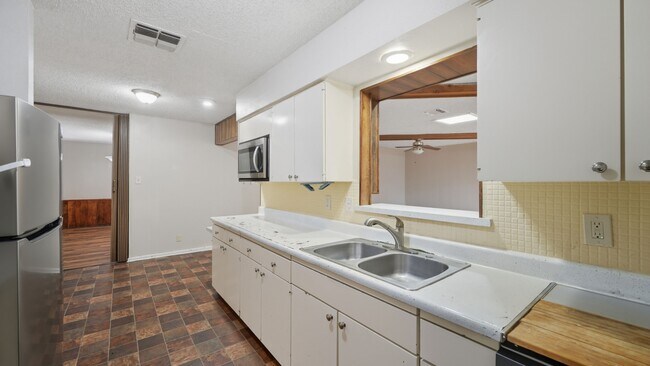 Building Photo - 140 Cloverleaf Dr