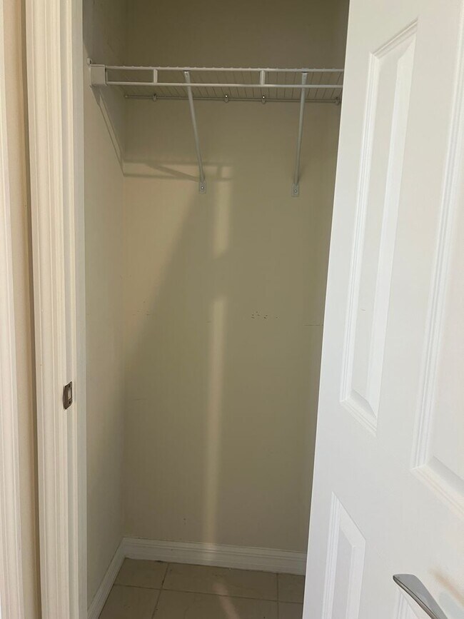 Building Photo - 2 bedroom, 2 bathroom attached villa home in Islandwalk!