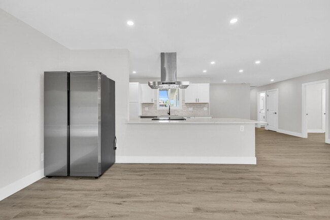 Building Photo - 6 BED/4 BATH Complete remodel with backyard pool & bar