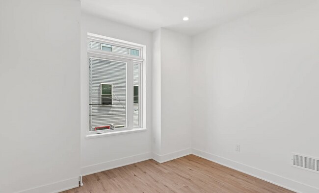 Building Photo - 1546 N Darien St