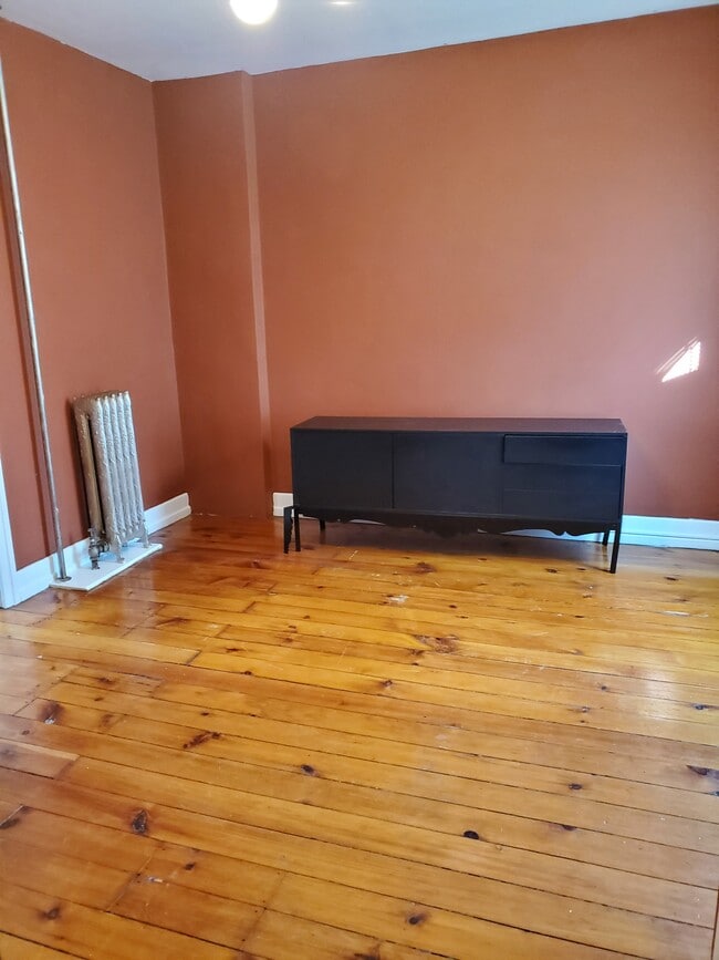 Building Photo - 18 E Main St