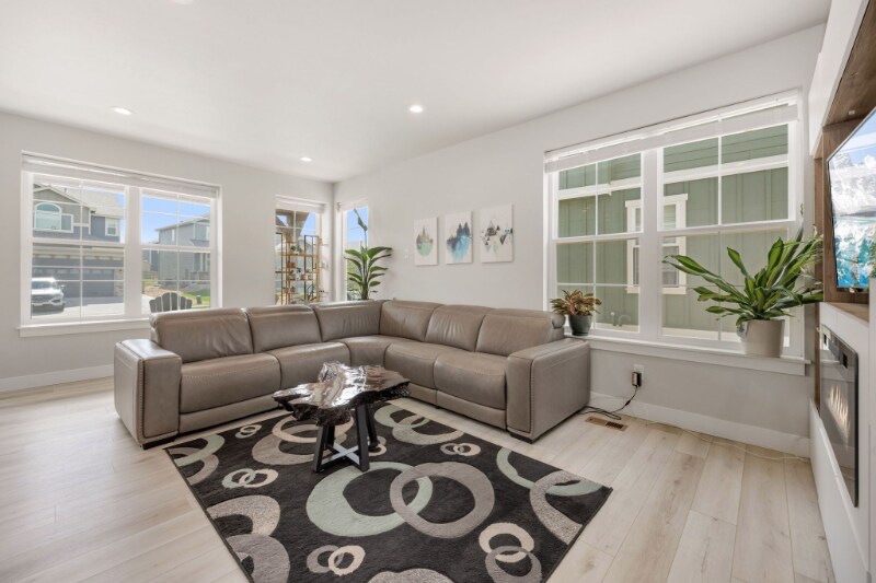 Building Photo - 685 Crossbill Dr