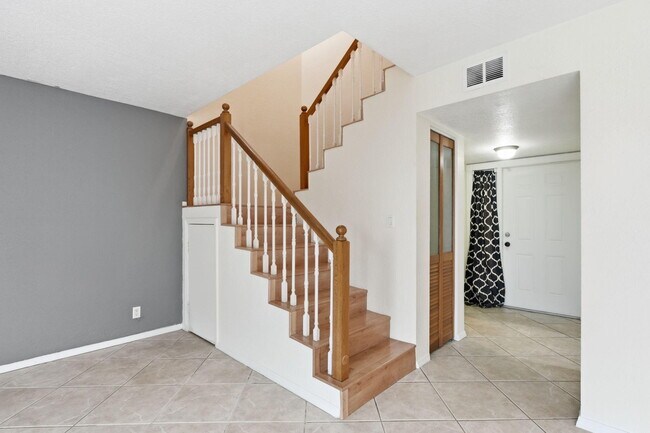 Building Photo - 430 Commodore Dr