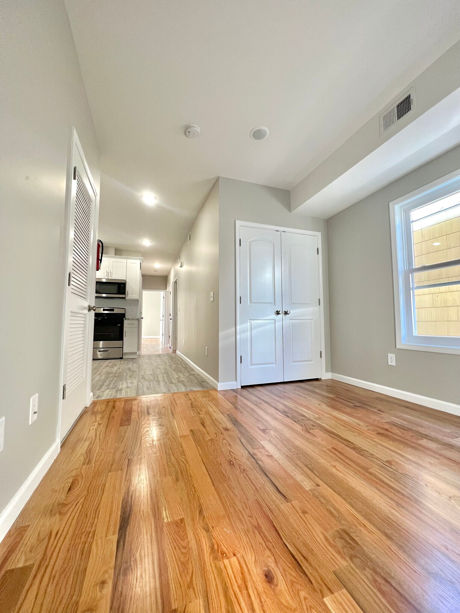 Building Photo - 154 Garside St