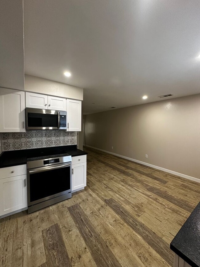 Building Photo - Beautifully updated 2 Bedroom duplex in PT
