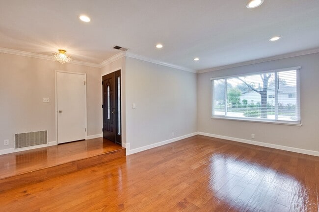 Building Photo - Excellent 3 bedroom, 2 Bath Home with Cent...