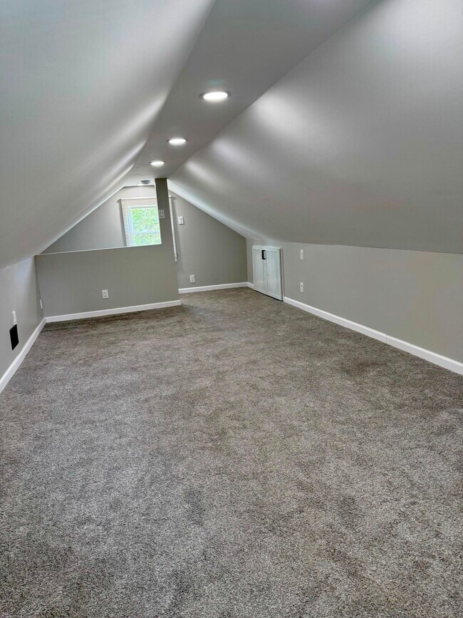 Building Photo - 5169 Glenis St