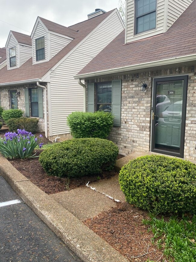 Building Photo - Spacious 4BR Townhome with Finished Basement & Community Amenities