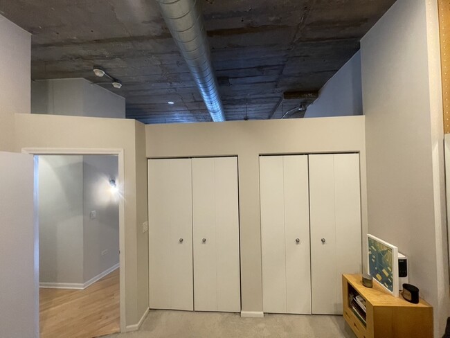 custom organization in closets - 1000 W 15th St