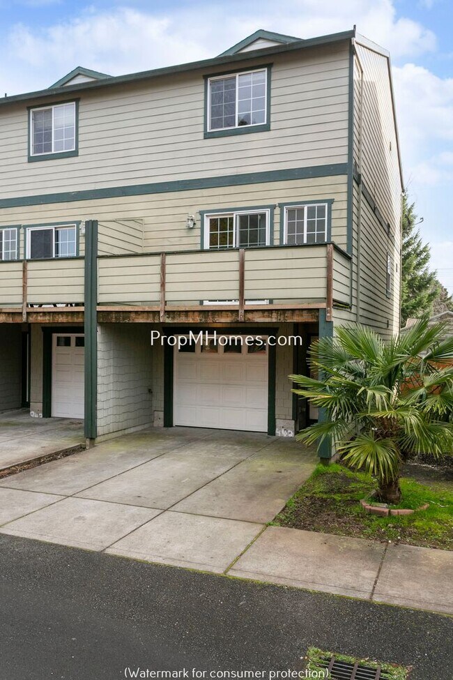 Building Photo - Comfortable 3-Story Townhome in Powellhurs...