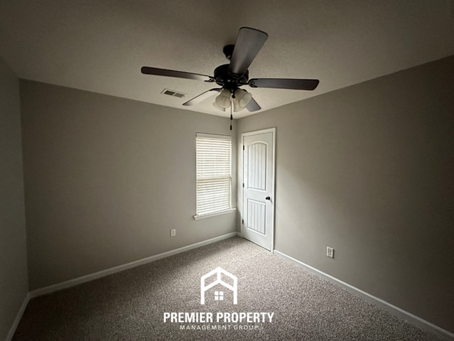 Building Photo - Cozy 2BR/2BA Memphis Home w/ Vaulted Ceilings, Fireplace & 2-Car Garage