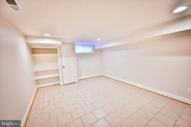 Building Photo - 263 S Ellwood Ave