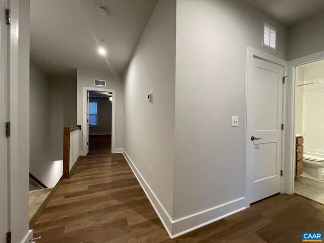 Building Photo - 939 Salamander St