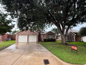 Building Photo - Charming 3 Bedroom Haven with 2 Full Baths in Fort Worth. Spacious 1748 Sq. Ft. Retreat on Comfor...