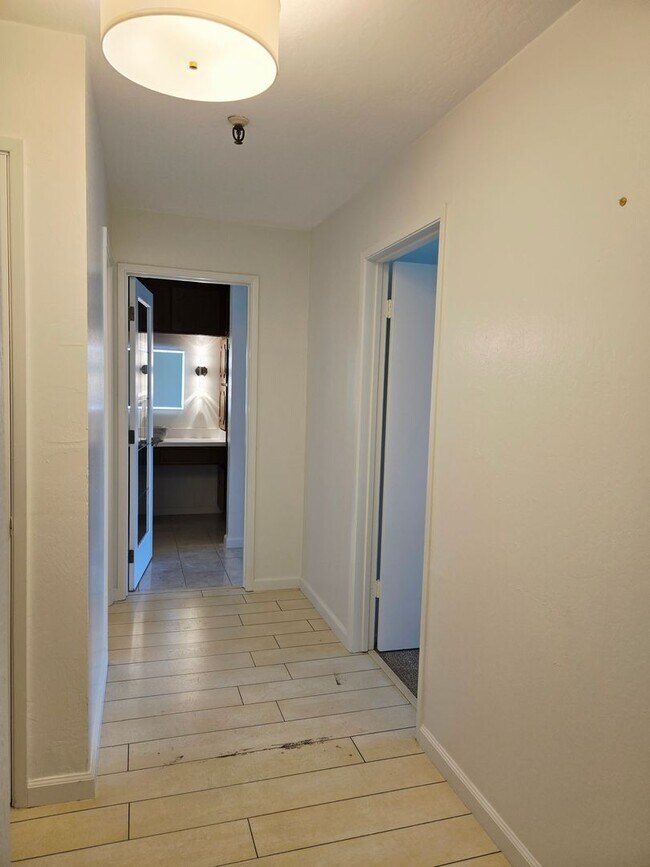 Building Photo - Top Floor Condo Unit